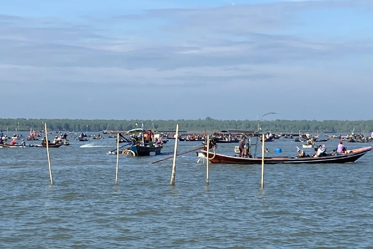 อ่าวบ้านดอนยังครุกรุ่น!ประมงพื้นบ้านประจันหน้าเจ้าของคอกหอย