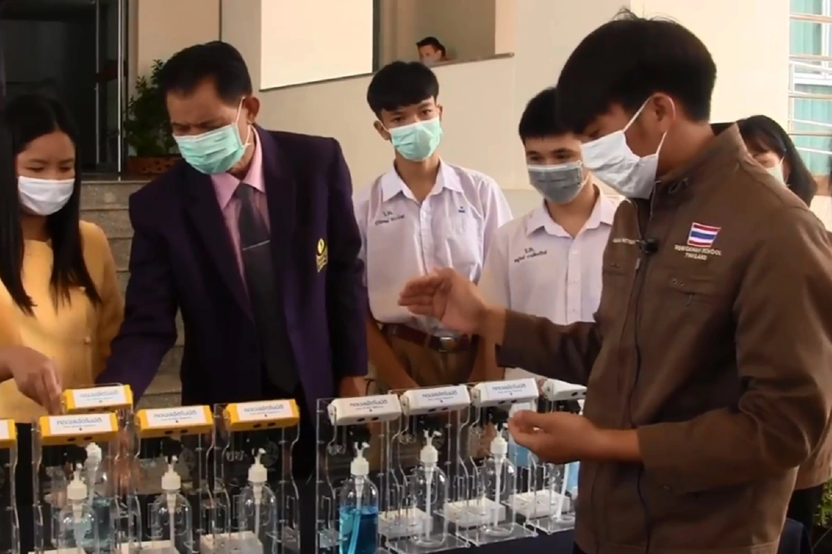 นักเรียนไทยเจ๋ง!คิดค้นเครื่องกดเจลแอลกอฮอล์ระบบสัมผัส สู้โควิด-19