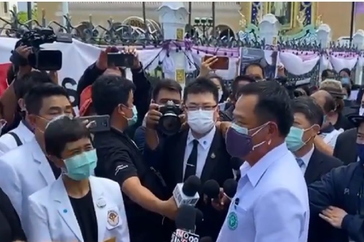 คปอธ. แห่ เซฟ"หมอชาญชัย" จี้ นายกฯ ทบทวนสั่งย้าย คปอธ. แห่ เซฟ"หมอชาญชัย" จี้ นายกฯ ทบทวนสั่งย้าย