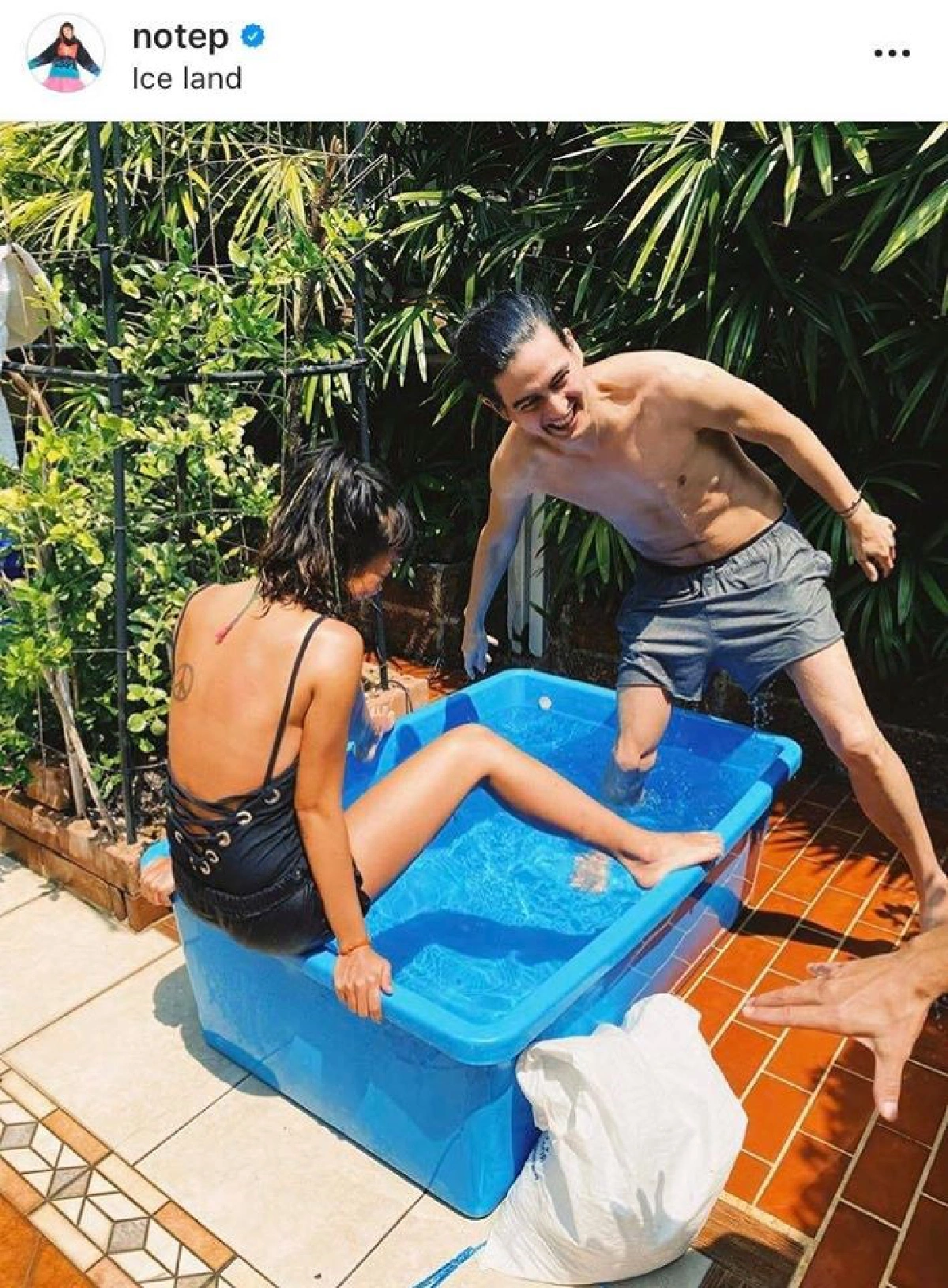 หอมความรัก! นท เดอะสตาร์-เจ มณฑล เปิดตัวสุดหวานด้วยภาพยืนกอดกันเป่าผม 