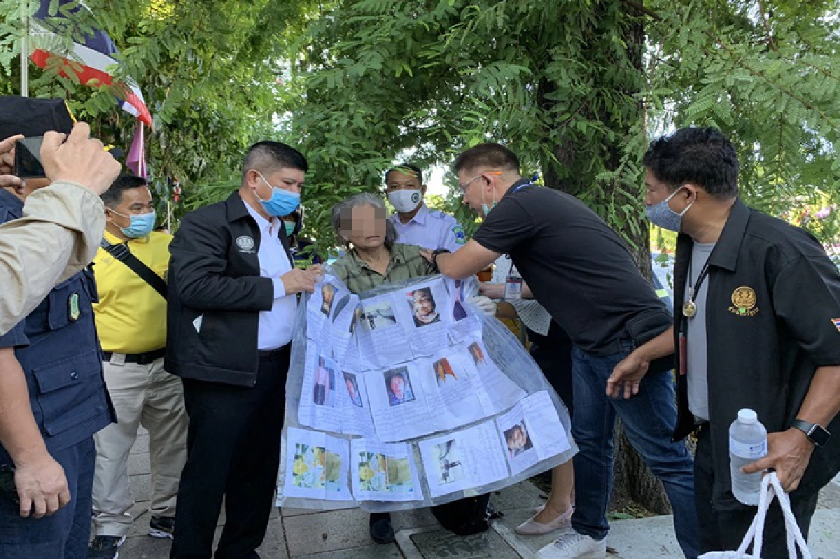 "ป้าหงส์" ปีนต้นมะขามหน้าทำเนียบฯ ขู่ผูกคอตาย กลุ้มใจไม่ได้รับความเป็นธรรม