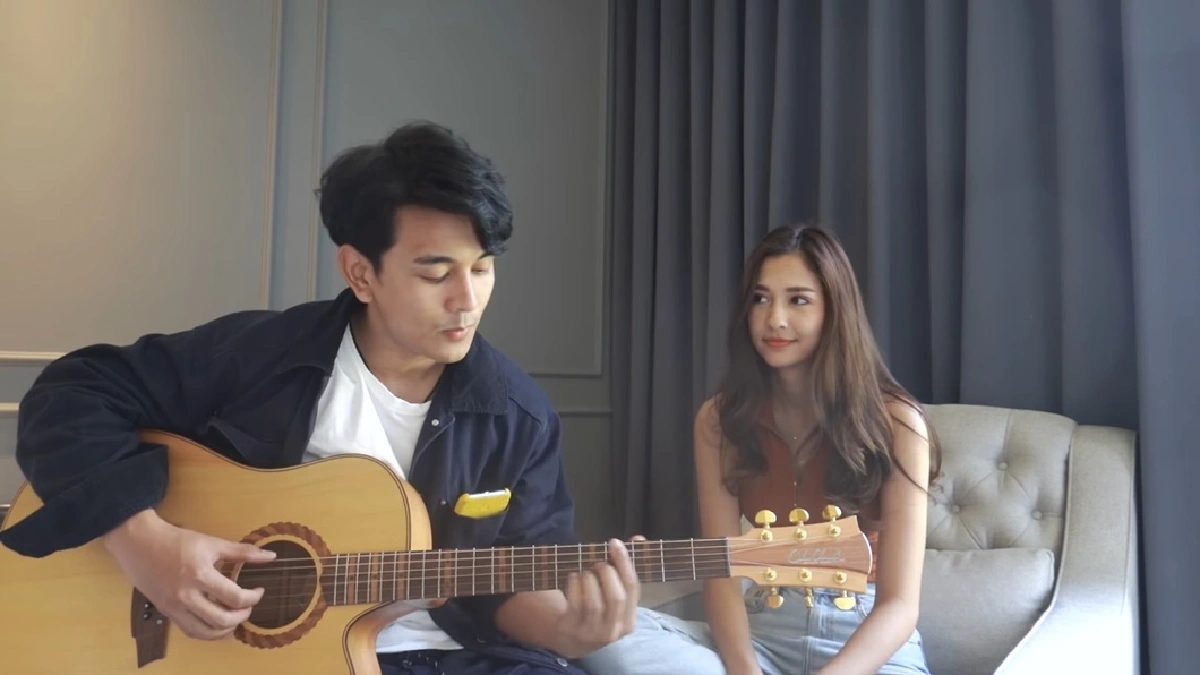 กัน-มารี ดีดกีตาร์ร้องเพลง ส่งสายตาหวานซึ้ง..เหมือนจีบกันใหม่ๆ (คลิป)