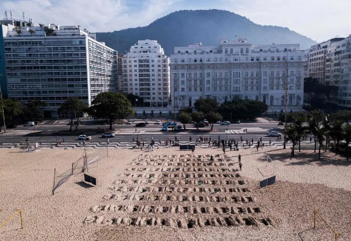 บราซิลประท้วงผู้นำรับมือโควิดห่วย ขุดสุสานปลอมกลางหาดดัง