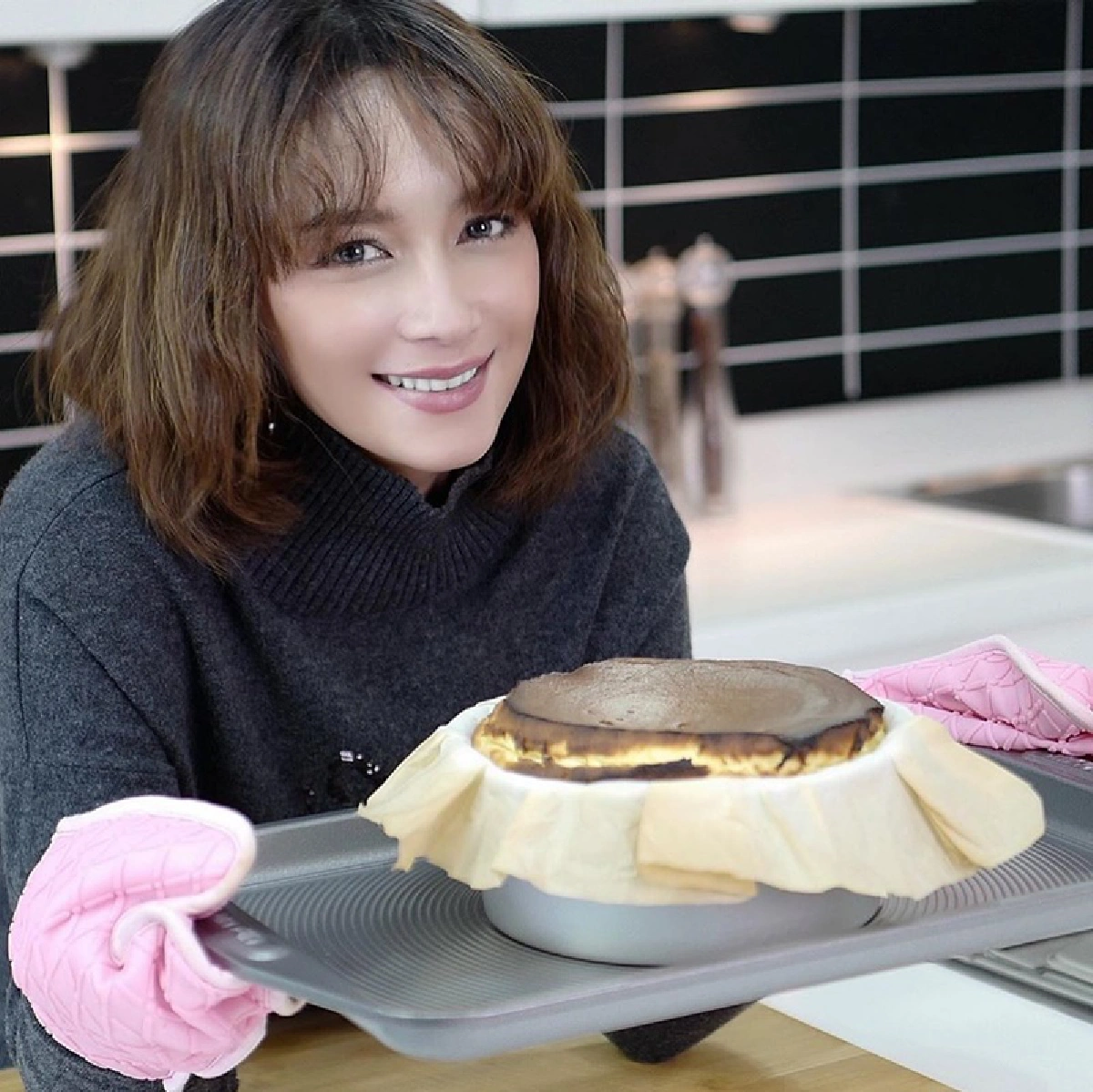 บี น้ำทิพย์ ปลื้มจะเป็นลม! ทำขนมไปให้ อั้ม พัชราภา ได้ลองชิมถึงบ้าน