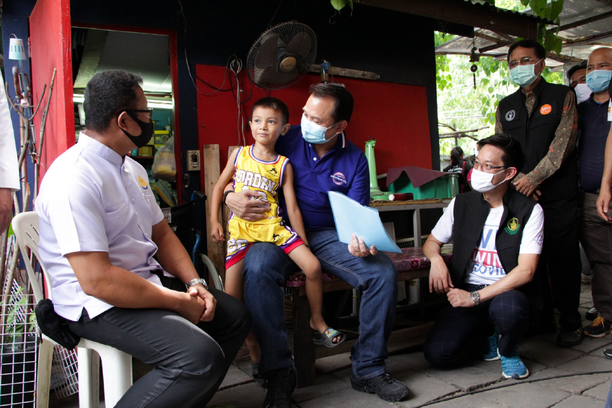 "ณัฏฐพล"นำขบวน Food Truck แจกสิ่งของบรรเทาทุกข์โควิด-19