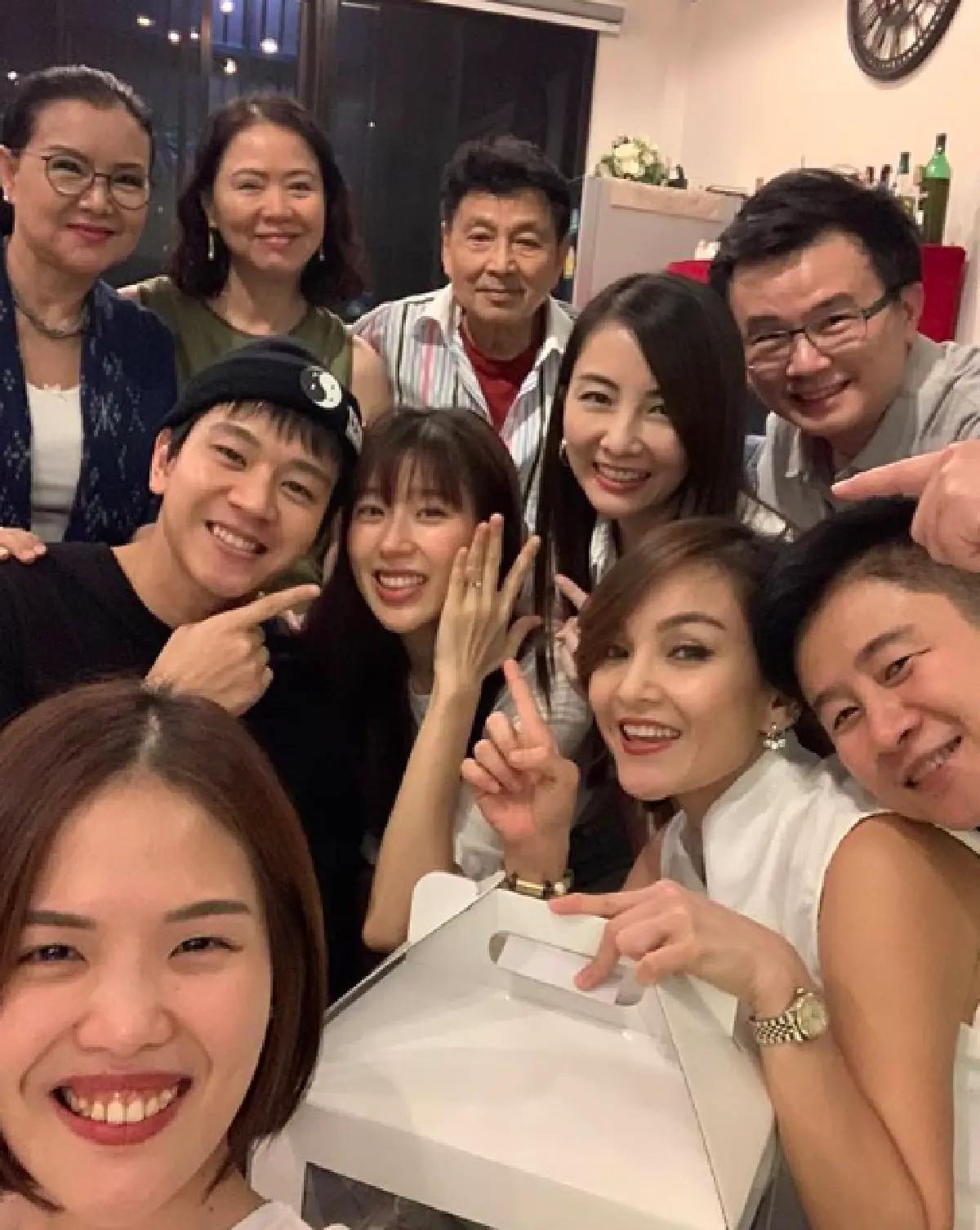 “โทนี่” ทำเซอร์ไพรส์ขอ “แก้ว” แต่งงานต่อหน้าครอบครัวอย่างอบอุ่น