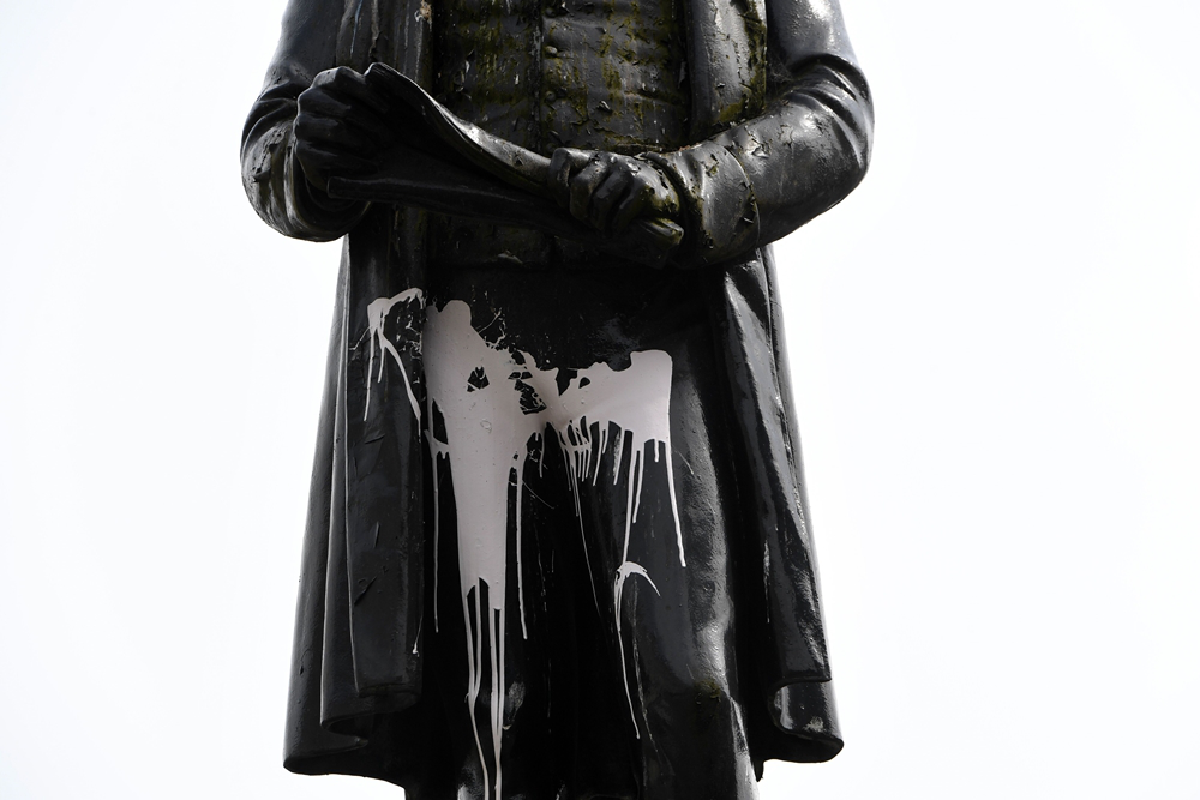 อังกฤษจับอนุสาวรีย์ใส่กล่องป้องกันผู้ประท้วงบุกทำลาย