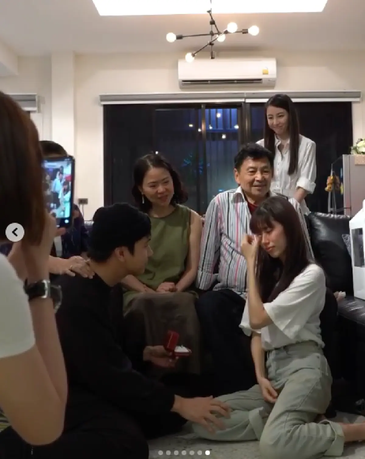 “โทนี่” ทำเซอร์ไพรส์ขอ “แก้ว” แต่งงานต่อหน้าครอบครัวอย่างอบอุ่น