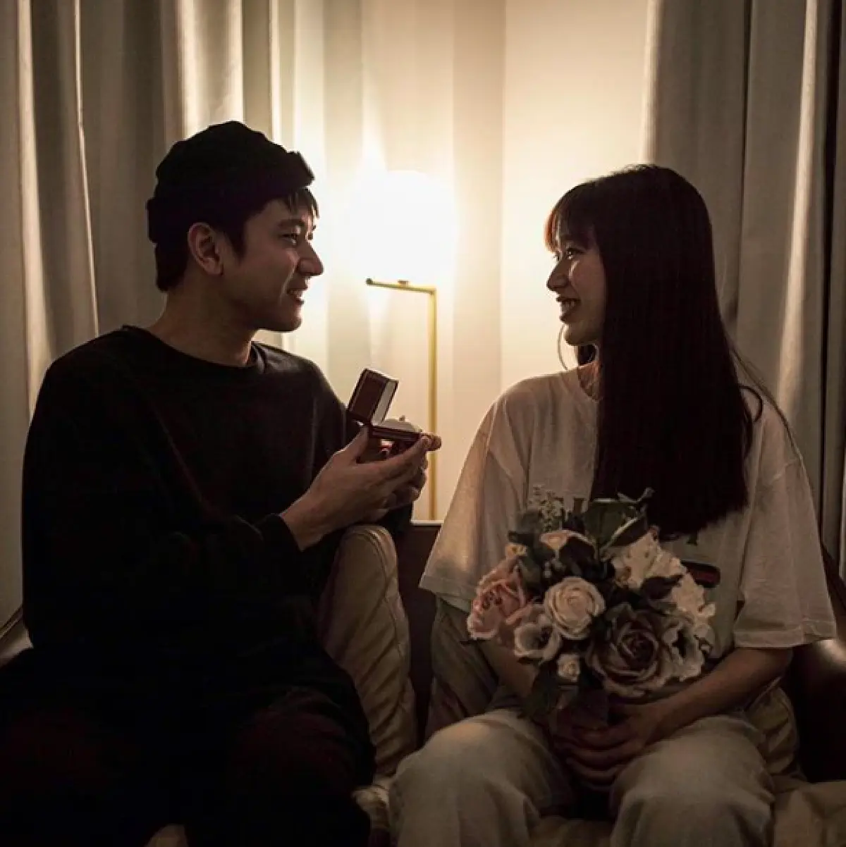 “โทนี่” ทำเซอร์ไพรส์ขอ “แก้ว” แต่งงานต่อหน้าครอบครัวอย่างอบอุ่น