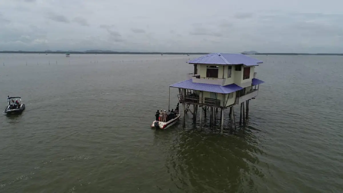 ขนำเฝ้าคอกหอยอ่าวบ้านดอนยังไม่มีการรื้อถอนตามคำสั่ง 