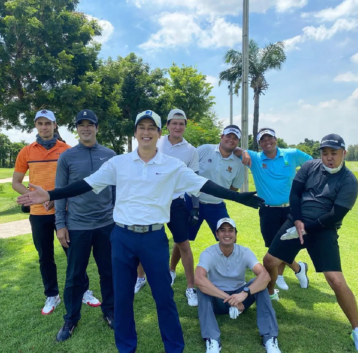 เหล่าคนบันเทิงหนุ่มๆ พากันรวมตัวเฉพาะกิจออกกำลังกายตีกอล์ฟ 