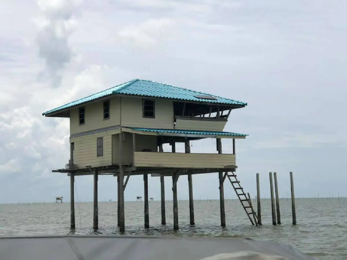 ขนำเฝ้าคอกหอยอ่าวบ้านดอนยังไม่มีการรื้อถอนตามคำสั่ง 