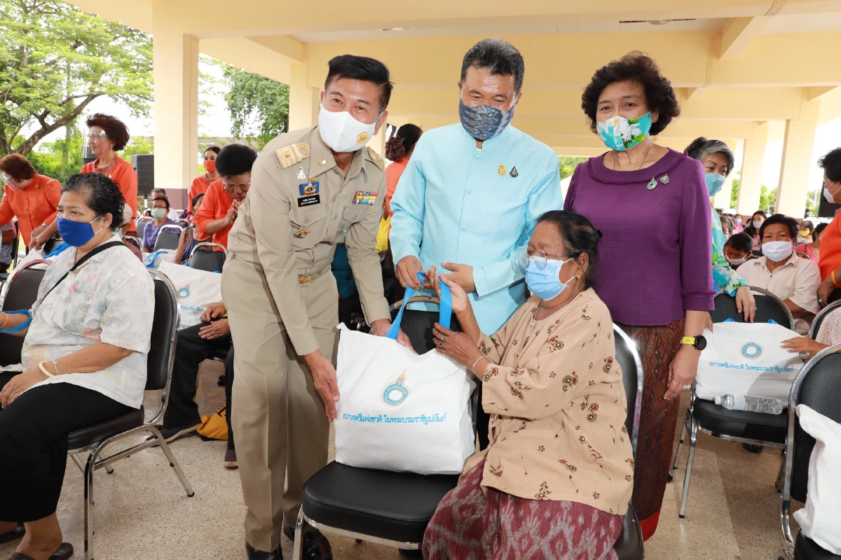 พช.-สภาสตรีฯปันน้ำใจช่วยเหลือผู้ประสบภัยโควิด-19