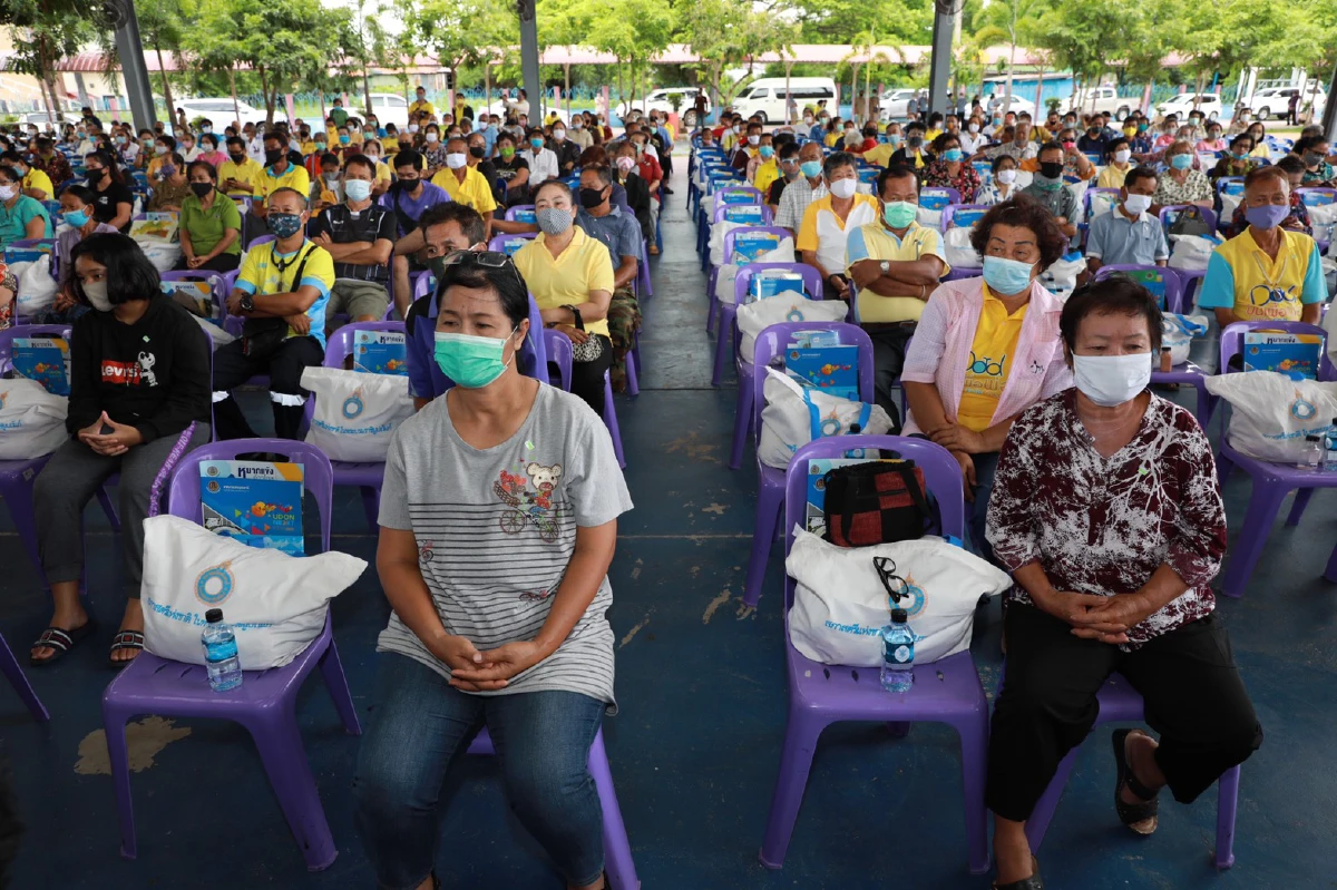 พช.-สภาสตรีฯปันน้ำใจช่วยเหลือผู้ประสบภัยโควิด-19