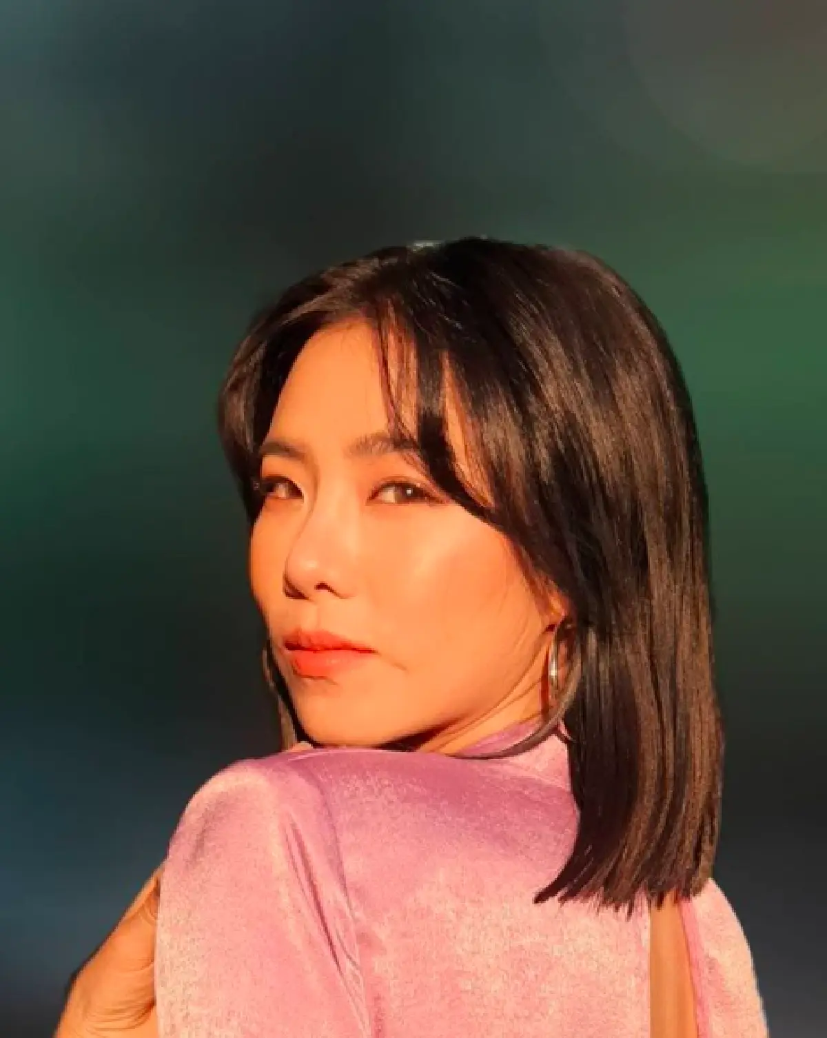  “คริส หอวัง” แซ่บหนักของหนักมาก กับชุดดินเนอร์สุดหรูแหวกอกลึกมาก