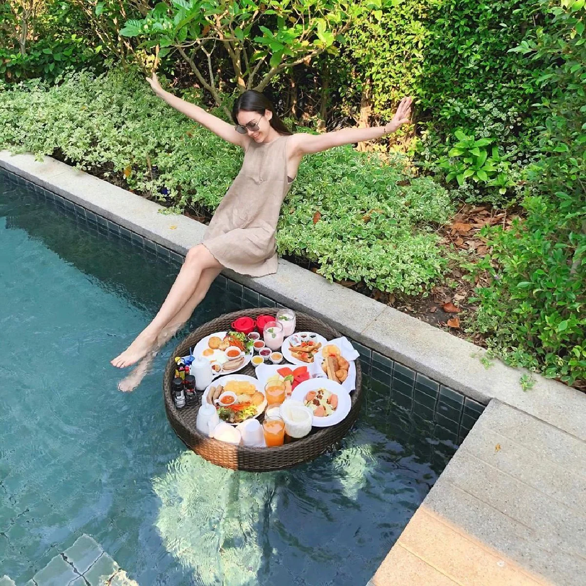 สงกรานต์-แมท โอบกันโชว์หวาน สวมชุดว่ายน้ำเที่ยวทะเลเกาะกูด