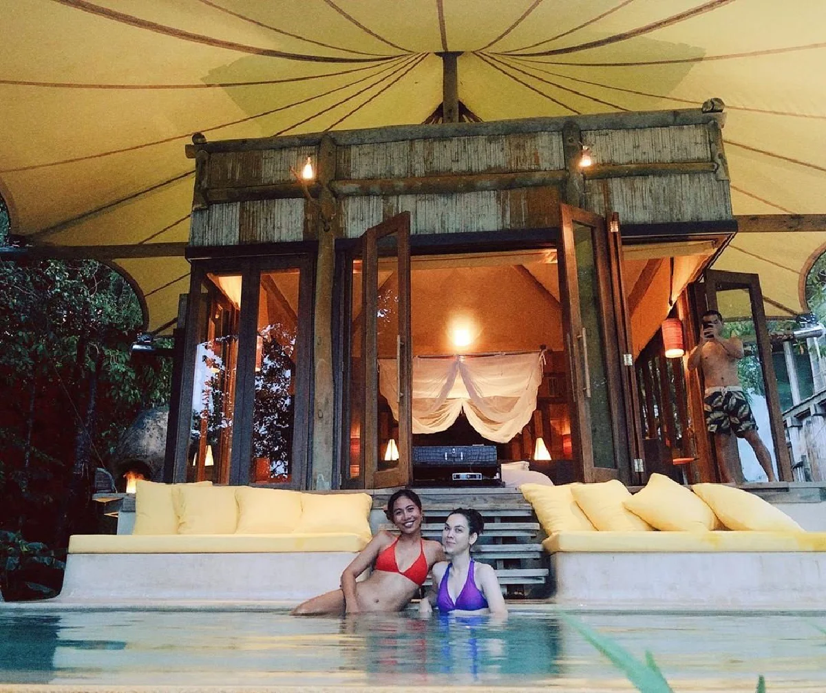 สงกรานต์-แมท โอบกันโชว์หวาน สวมชุดว่ายน้ำเที่ยวทะเลเกาะกูด