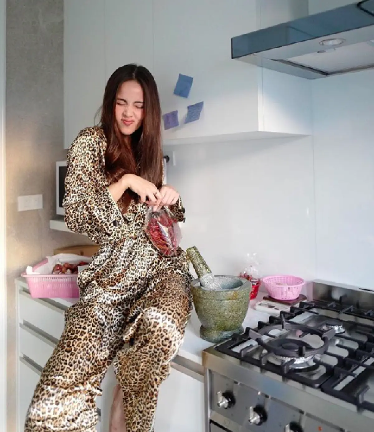 ส่องภาพแฟชั่นของเหล่าคนบันเทิงกับการโพสท่าถ่ายรูปในห้องครัว 