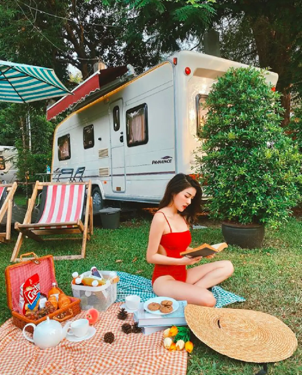  "แอร์ ภัณฑิลา" เซ็กซี่ต่อเนื่อง! จัดทริปเที่ยวใส่ชุดว่ายน้ำนอนรถบ้าน