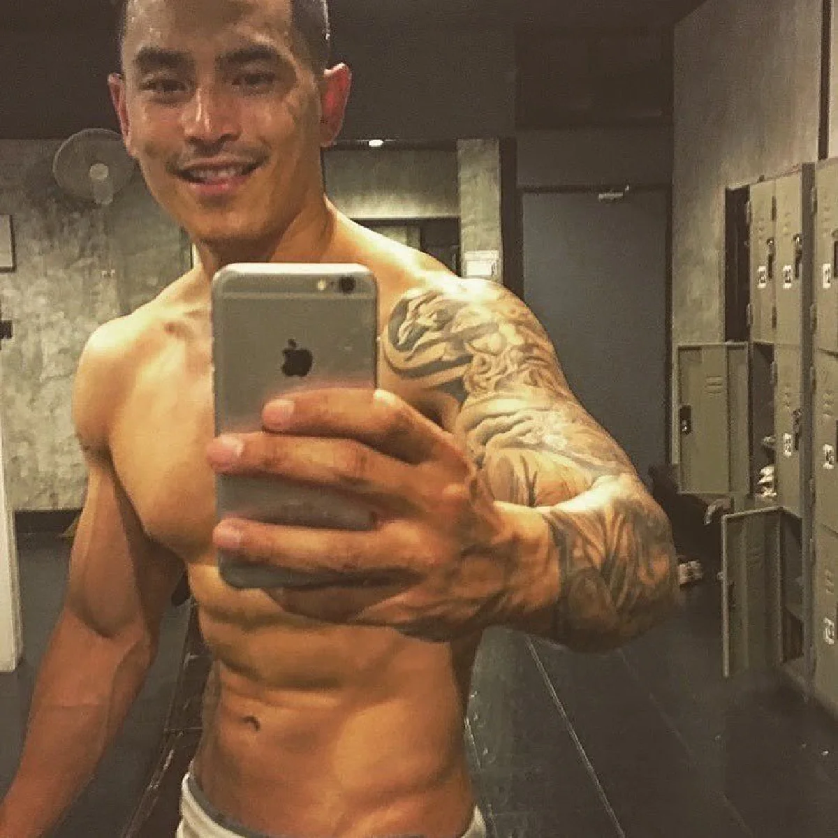 สงกรานต์-แมท โอบกันโชว์หวาน สวมชุดว่ายน้ำเที่ยวทะเลเกาะกูด