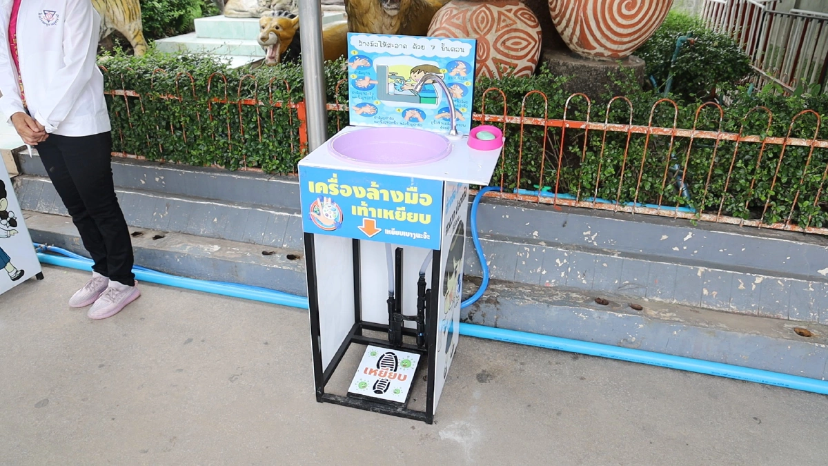 พ่อเมืองอุดรฯตรวจร.ร.ดูความพร้อมก่อนเปิดเทอมสั่งทำอ่างล้างมือเพิ่ม