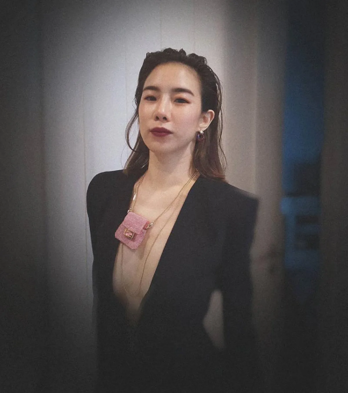  “คริส หอวัง” แซ่บหนักของหนักมาก กับชุดดินเนอร์สุดหรูแหวกอกลึกมาก