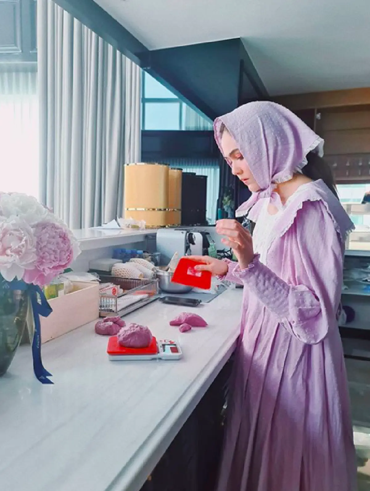 ส่องภาพแฟชั่นของเหล่าคนบันเทิงกับการโพสท่าถ่ายรูปในห้องครัว 