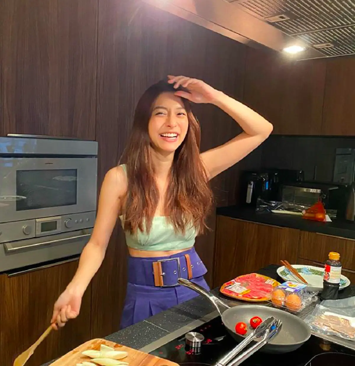 ส่องภาพแฟชั่นของเหล่าคนบันเทิงกับการโพสท่าถ่ายรูปในห้องครัว 