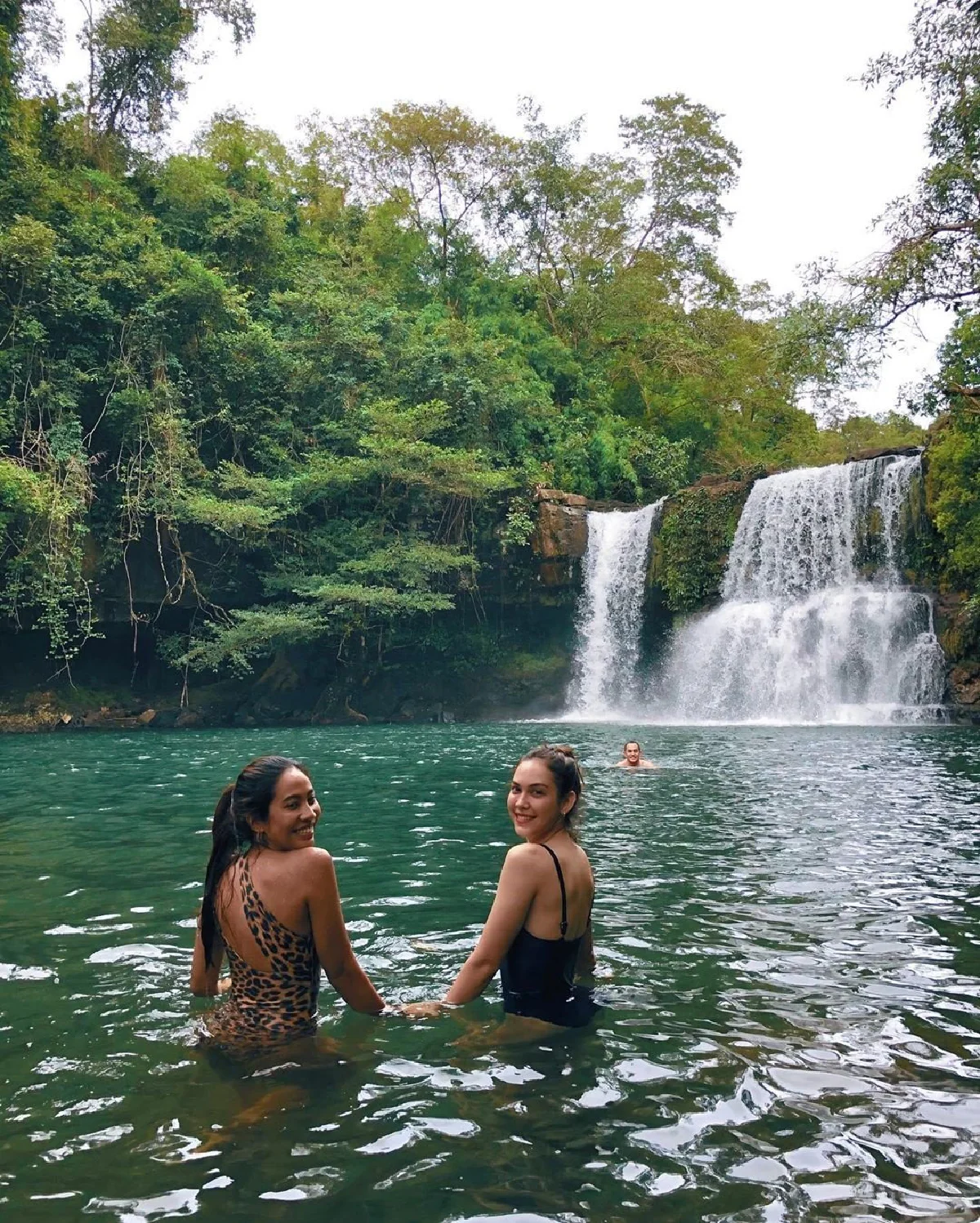 สงกรานต์-แมท โอบกันโชว์หวาน สวมชุดว่ายน้ำเที่ยวทะเลเกาะกูด