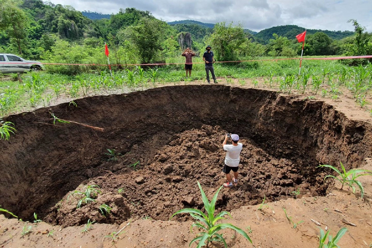 เกิดเหตุหลุมยุบขนาดใหญ่กลางไร่ข้าวโพด
