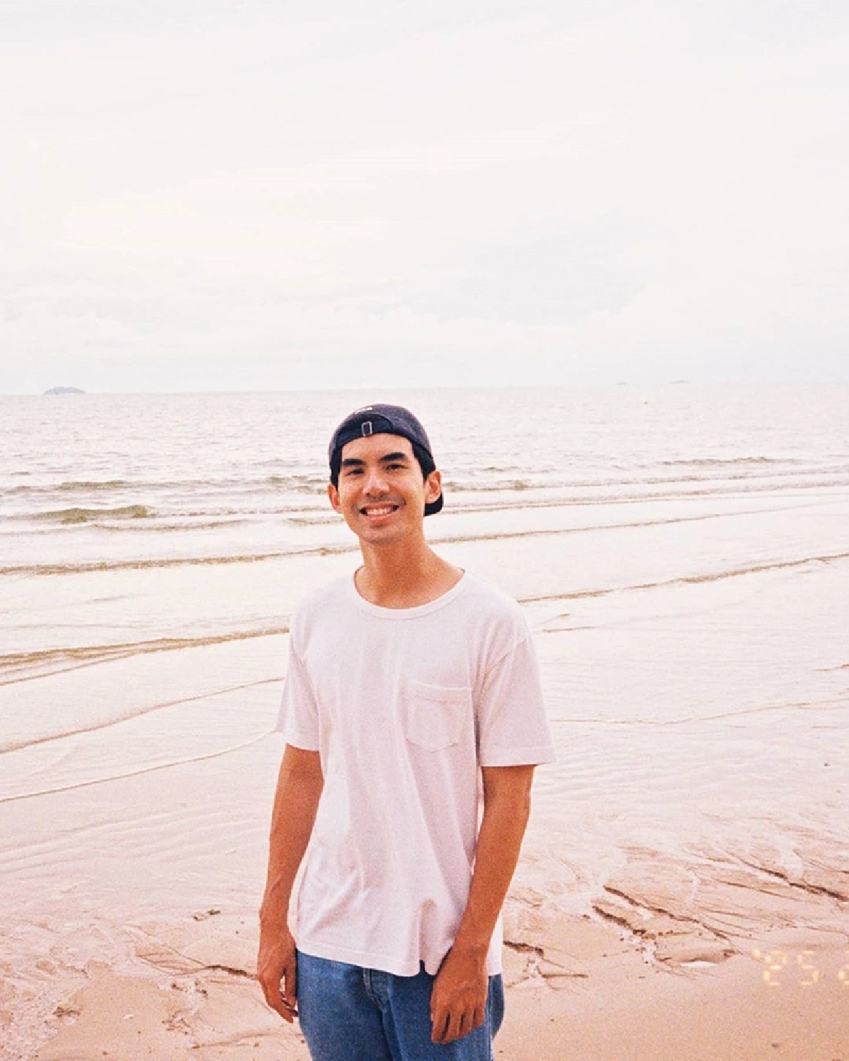 น่ารักเท่าโลก! เต๋อ-ใหม่ หวานแบบไม่มีรูปคู่ จูงมือกันเดินเล่นชมวิวริมหาด