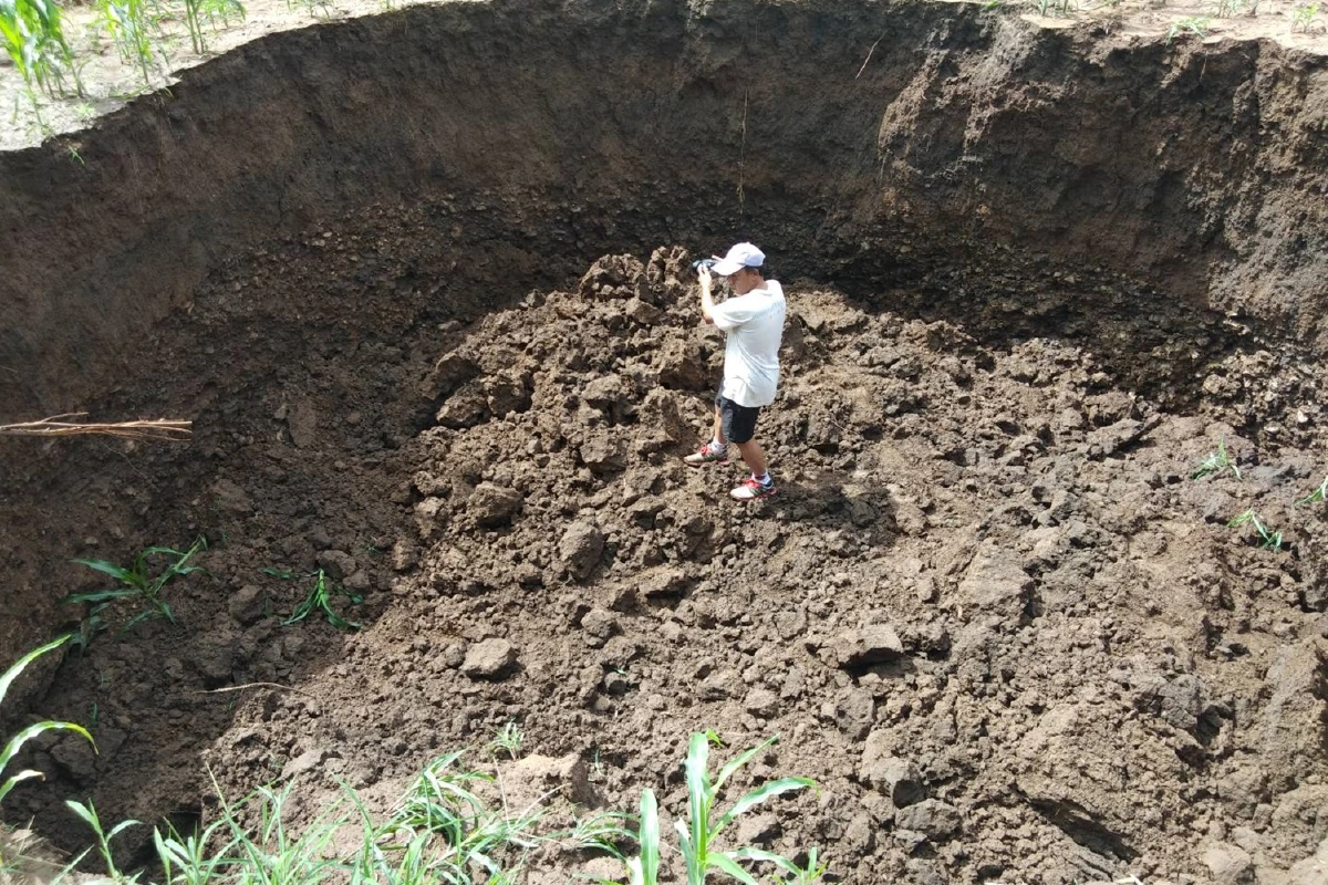 เกิดเหตุหลุมยุบขนาดใหญ่กลางไร่ข้าวโพด
