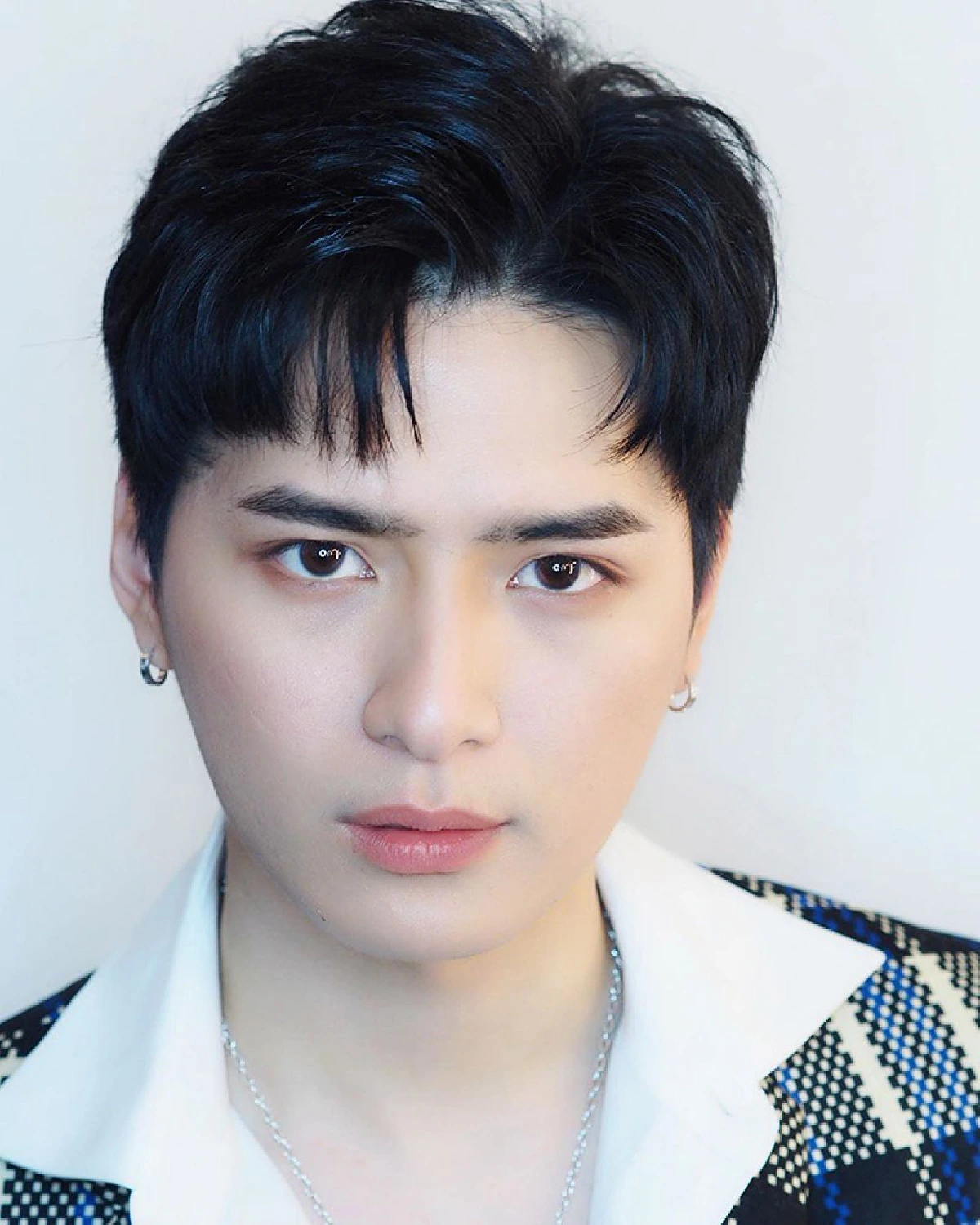 คริส พีรวัส เจอดราม่าหนัก! อัดคลิปเล่นมุกเหยื่อข่มขืน เหยียดคนลาวและเหยียดเพศ