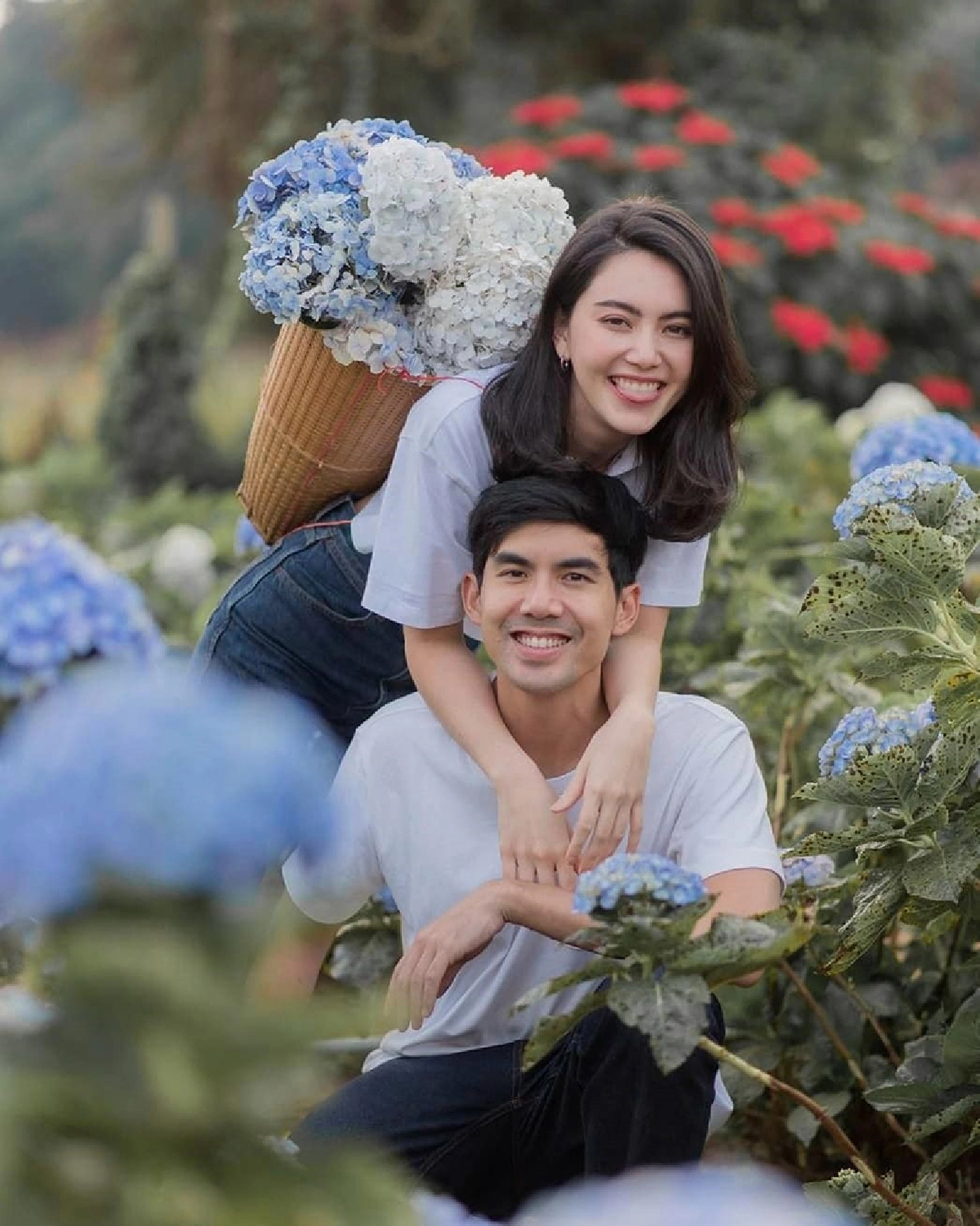 น่ารักเท่าโลก! เต๋อ-ใหม่ หวานแบบไม่มีรูปคู่ จูงมือกันเดินเล่นชมวิวริมหาด