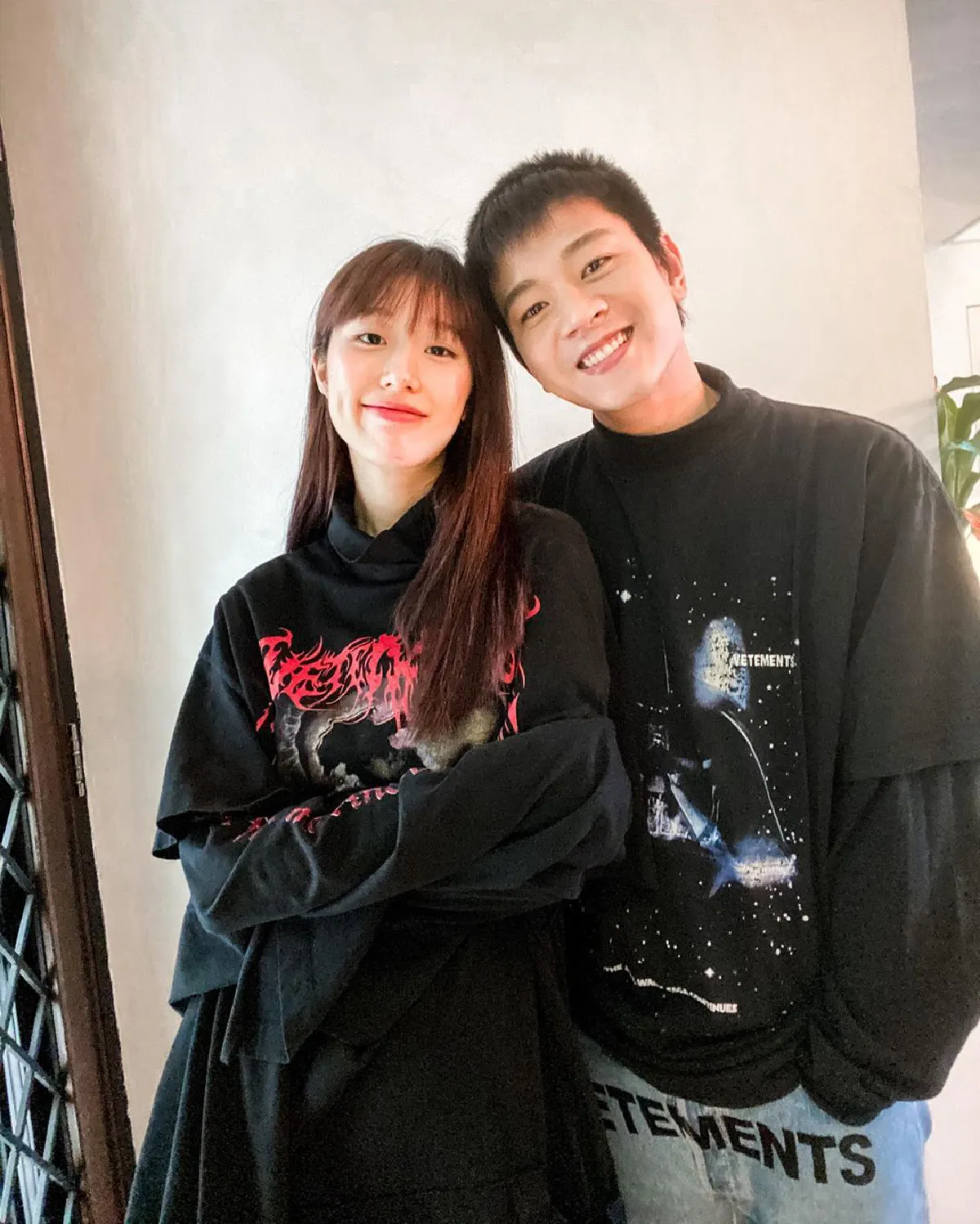 โทนี่-แก้ว โพสท่าน่ารักโชว์แหวนหมั้น อวดความหวานแพ็คคู่ 