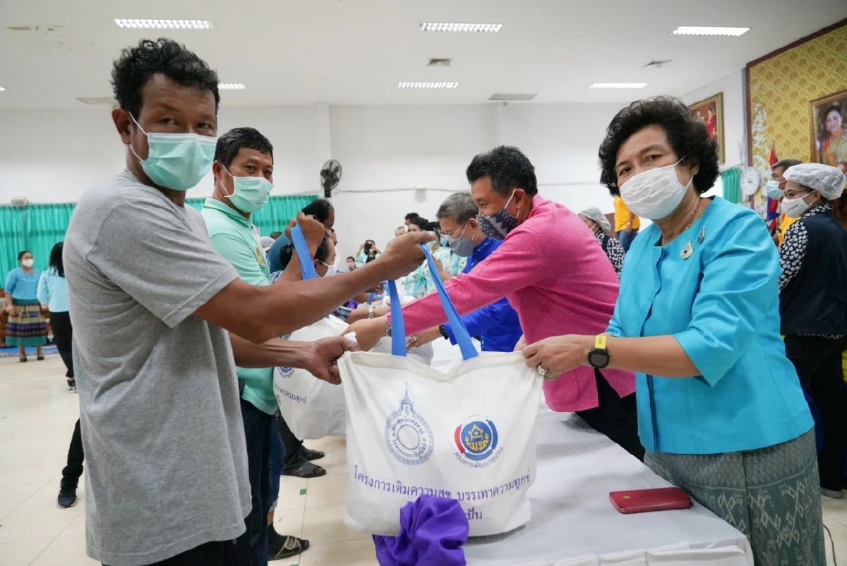 ชาวบ้านแพ้วอิ่มใจได้รับความช่วยเหลือบรรเทาทุกข์โควิด-19