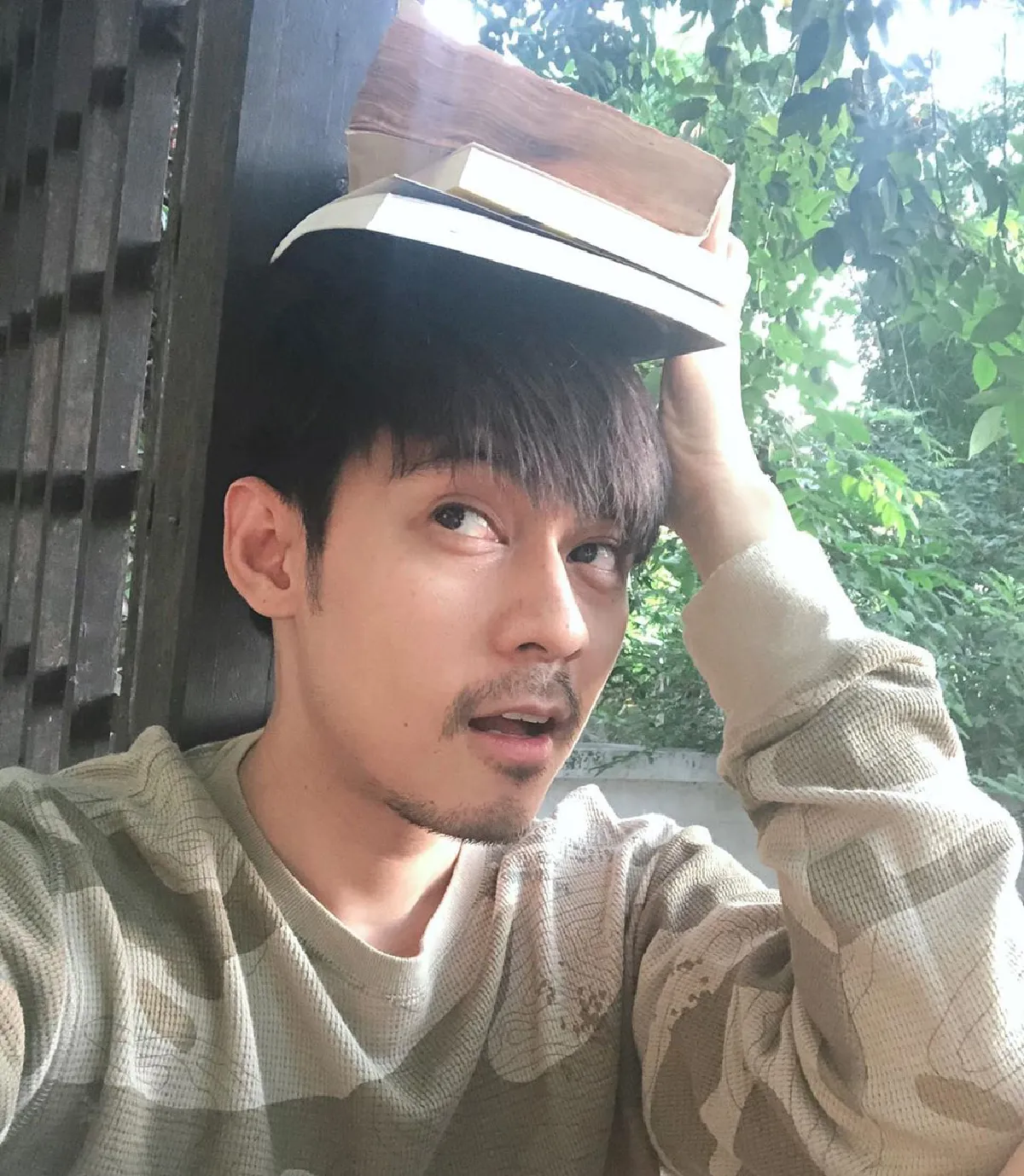 โทนี่-แก้ว โพสท่าน่ารักโชว์แหวนหมั้น อวดความหวานแพ็คคู่ 