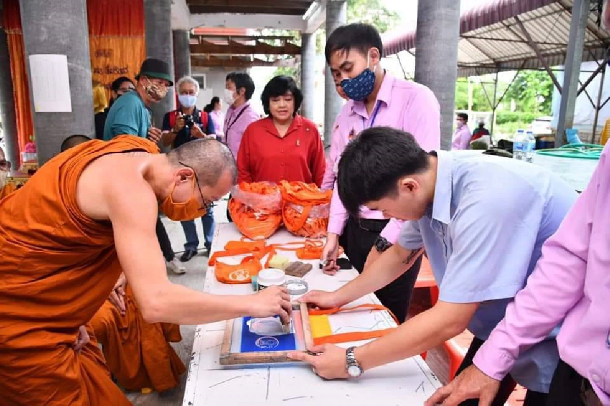 ว.บริหารธุรกิจและการท่องเที่ยวกรุงเทพเข้าวัดสอนพระเณรฝึกอาชีพขยายผลสู่ชุมชน