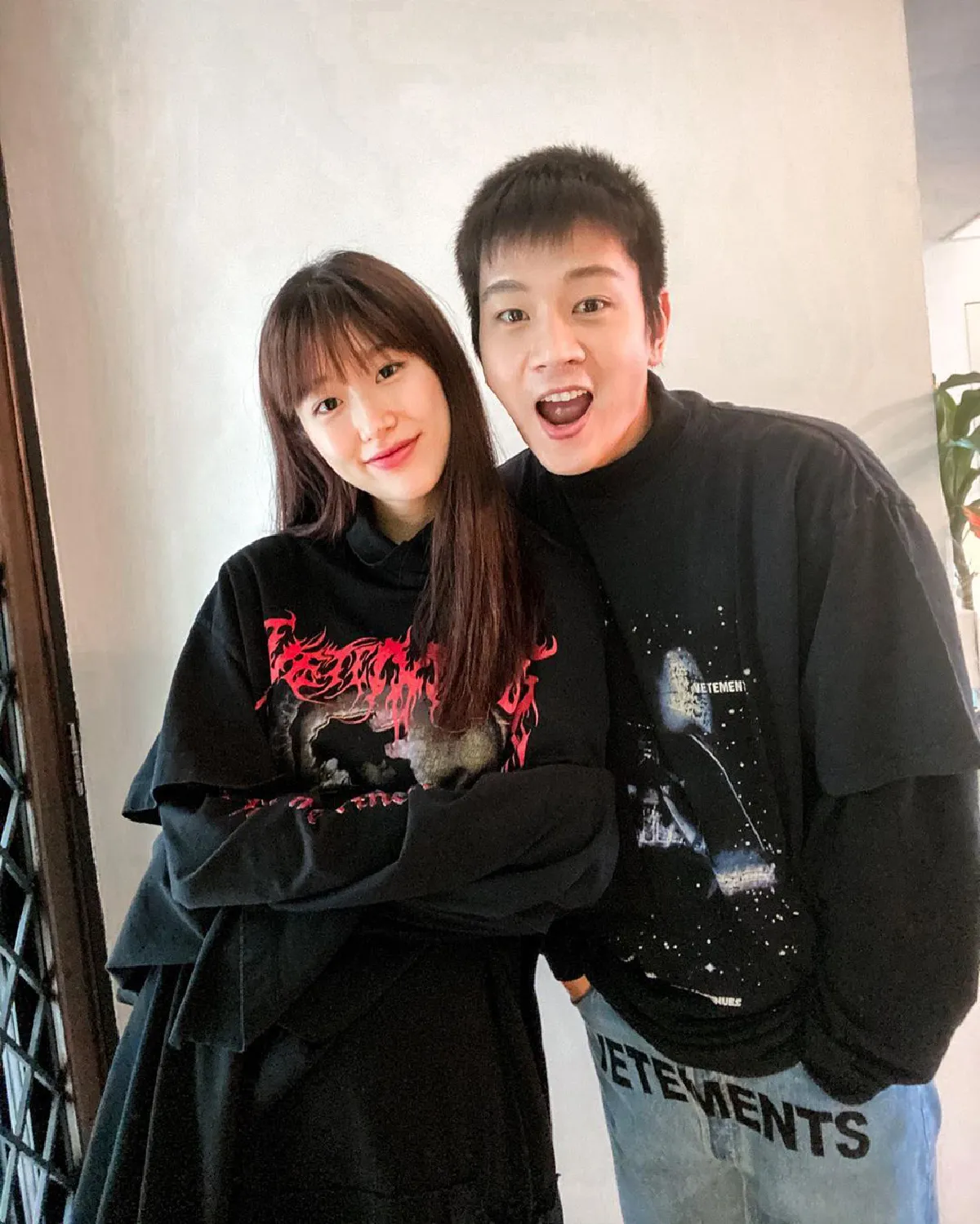 โทนี่-แก้ว โพสท่าน่ารักโชว์แหวนหมั้น อวดความหวานแพ็คคู่ 