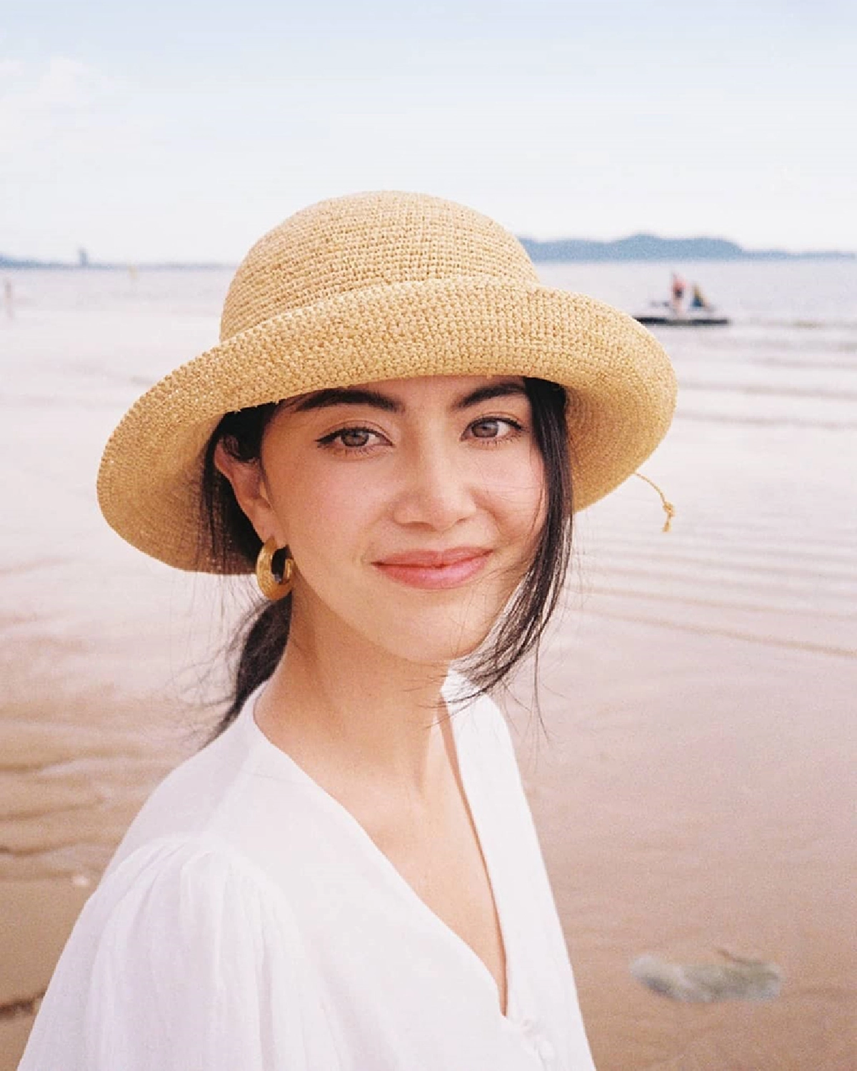 น่ารักเท่าโลก! เต๋อ-ใหม่ หวานแบบไม่มีรูปคู่ จูงมือกันเดินเล่นชมวิวริมหาด