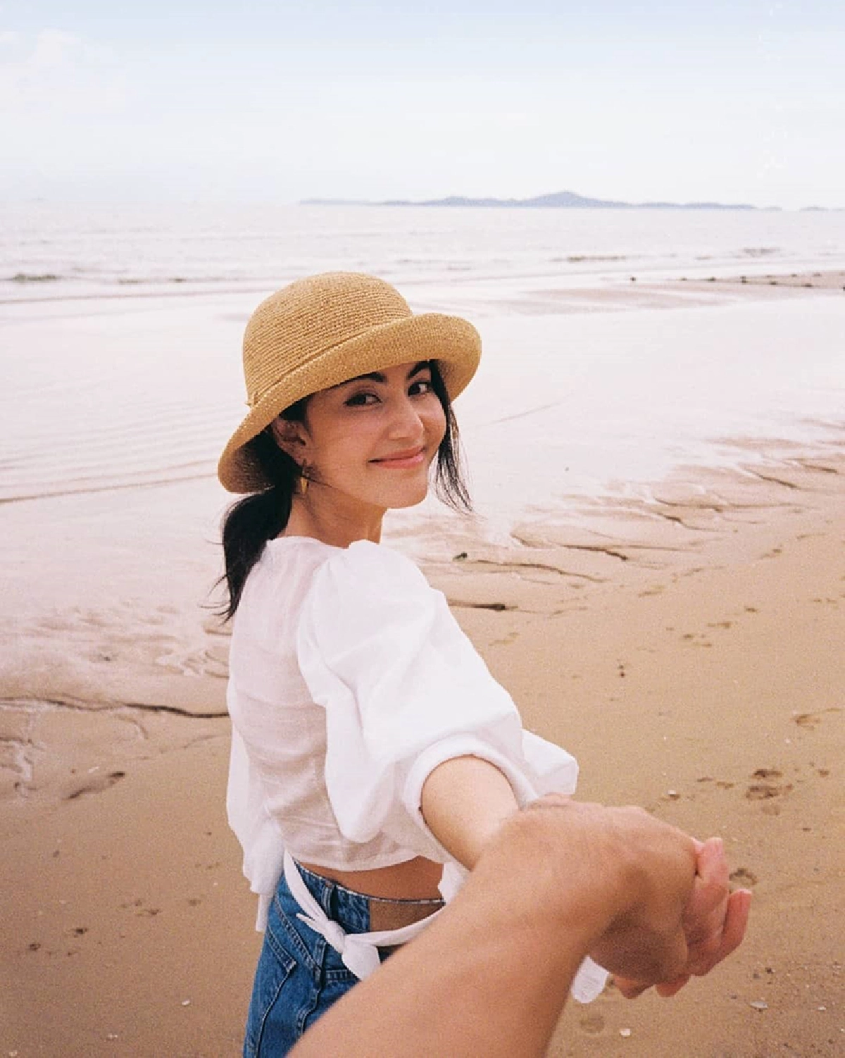 น่ารักเท่าโลก! เต๋อ-ใหม่ หวานแบบไม่มีรูปคู่ จูงมือกันเดินเล่นชมวิวริมหาด