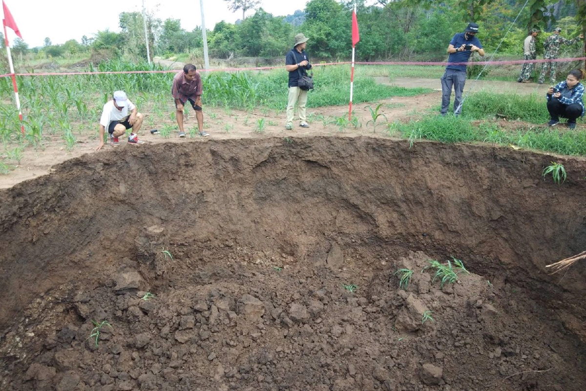 เกิดเหตุหลุมยุบขนาดใหญ่กลางไร่ข้าวโพด