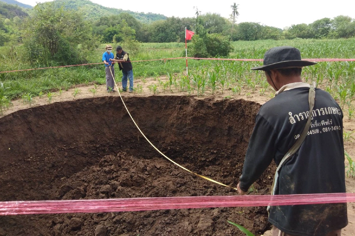 เกิดเหตุหลุมยุบขนาดใหญ่กลางไร่ข้าวโพด