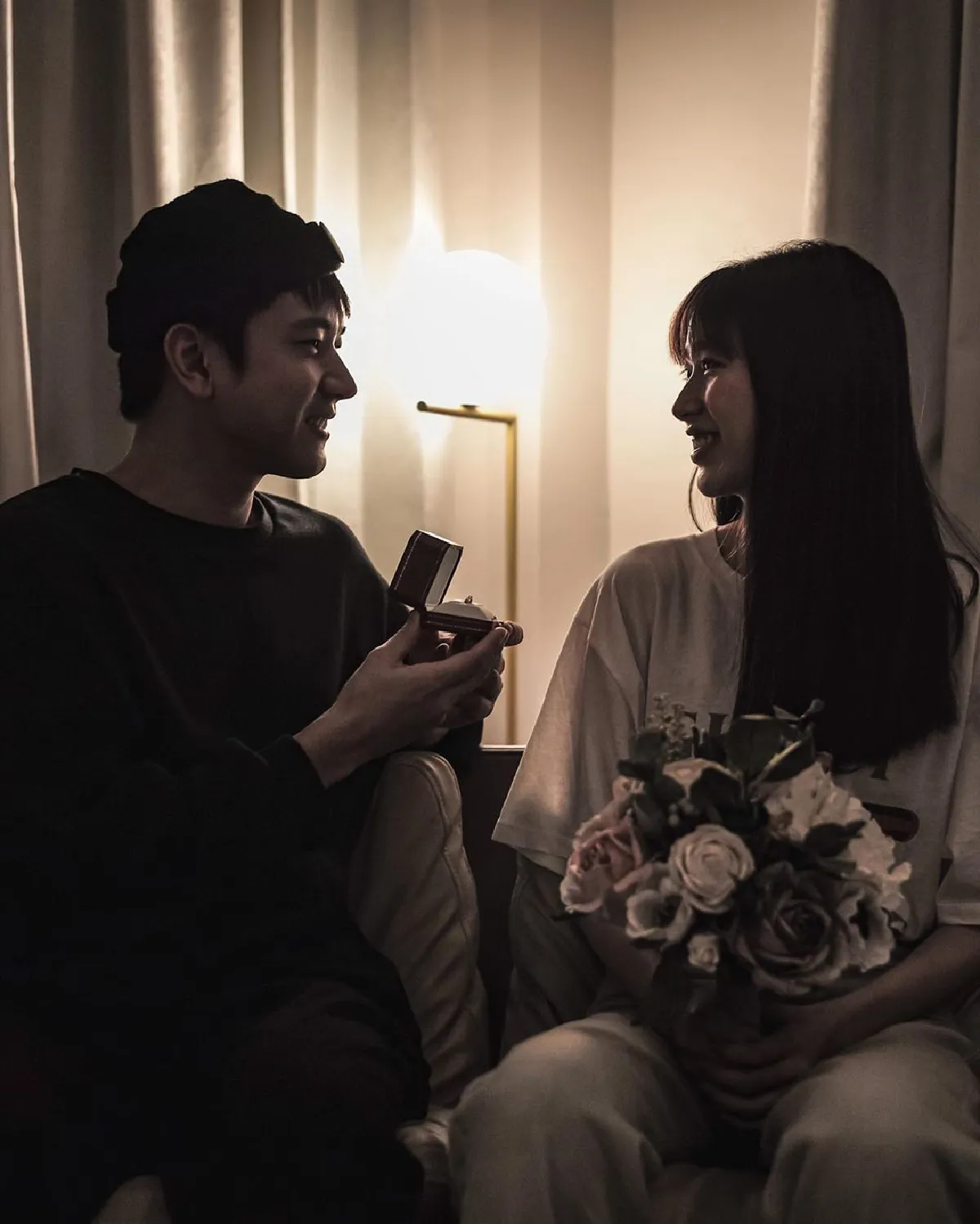 โทนี่-แก้ว โพสท่าน่ารักโชว์แหวนหมั้น อวดความหวานแพ็คคู่ 