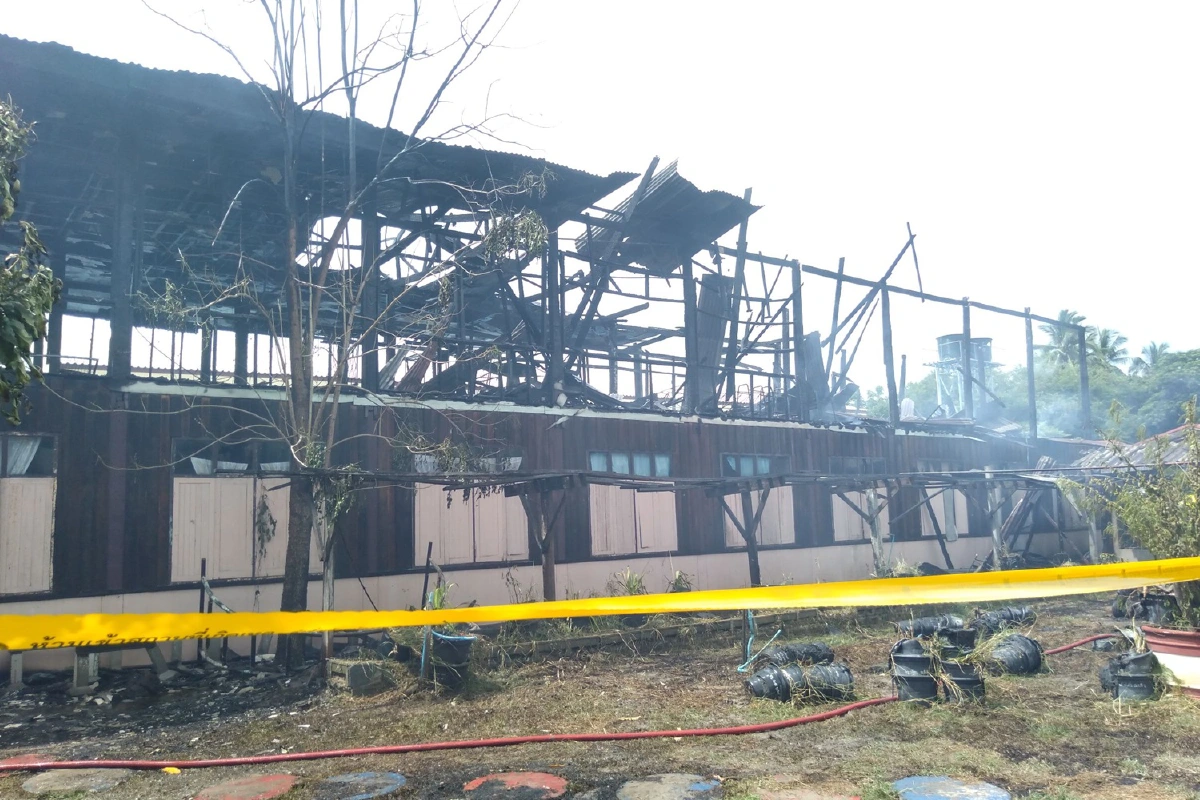 ไฟไหม้อาคารเรียนเก่าเตรียมใช้เป็นโรงอาหารชั่วคราวรับเปิดเทอม