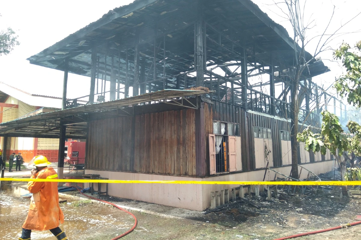 ไฟไหม้อาคารเรียนเก่าเตรียมใช้เป็นโรงอาหารชั่วคราวรับเปิดเทอม