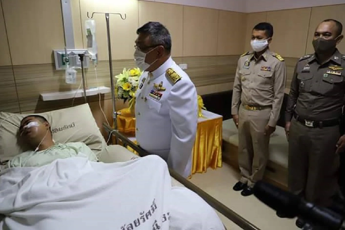 ในหลวง-พระราชินี พระราชทานดอกไม้ตระกร้าสิ่งของ เยี่ยมพลทหารถูกลอบยิง