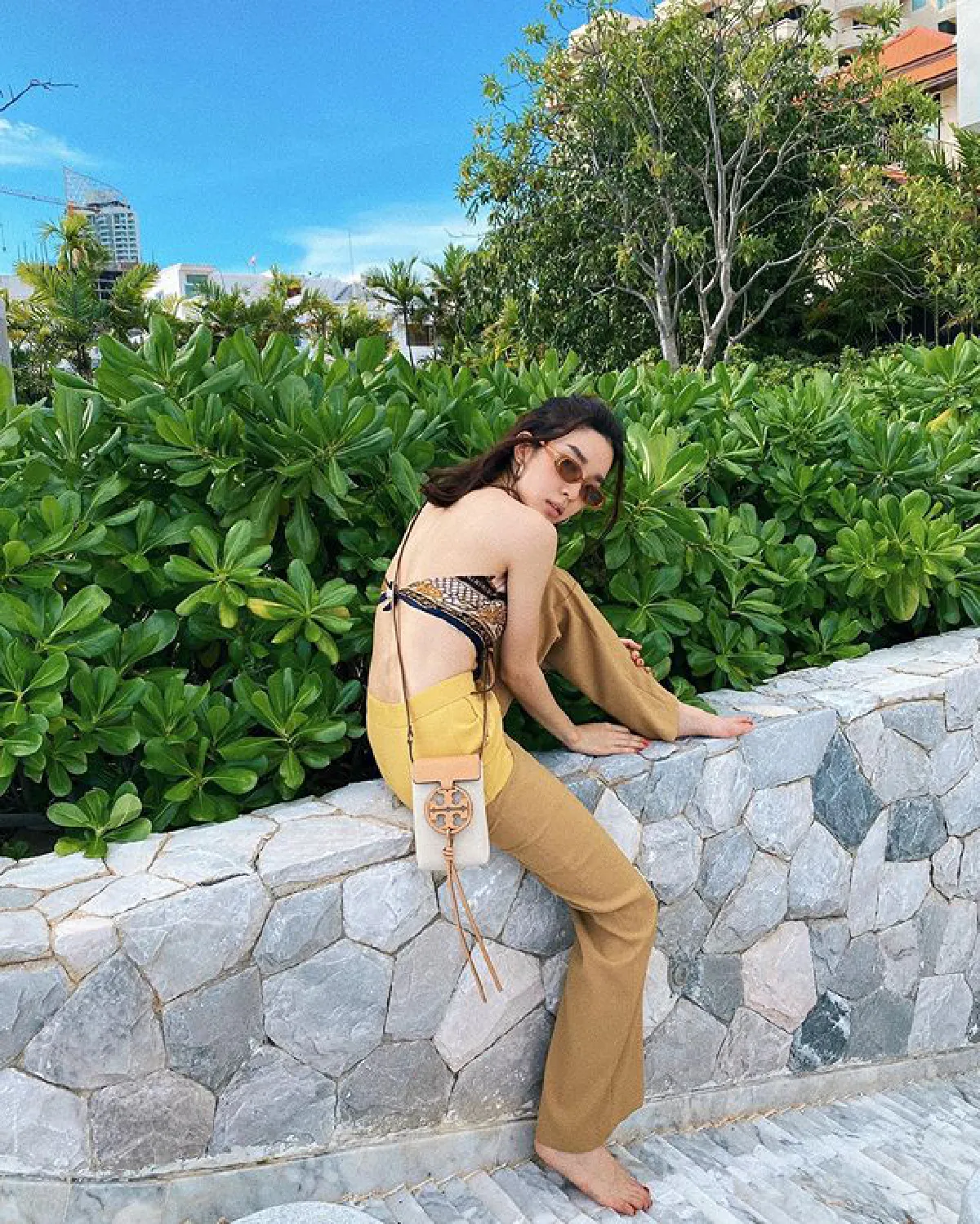 โม มนชนก กลับมาเซ็กซี่สดใส เปลือยแผ่นหลังอวดผิวขาวเนียนริมทะเล