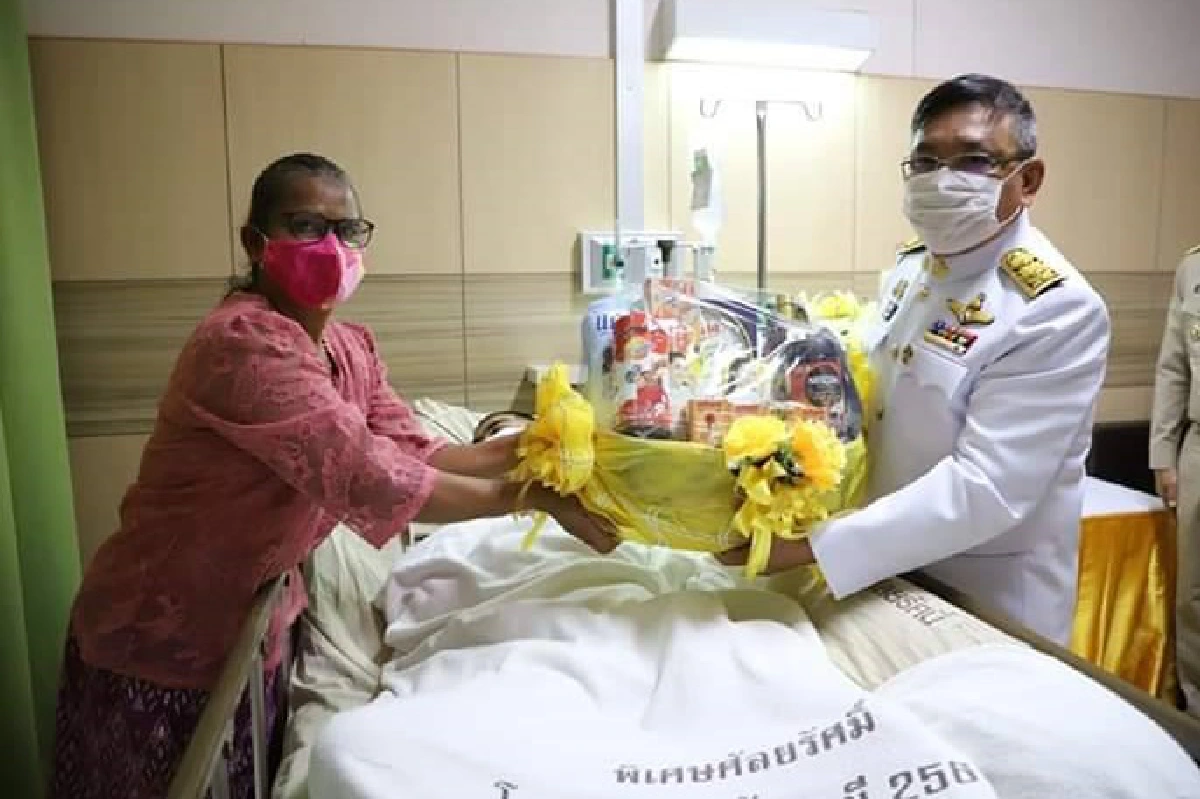 ในหลวง-พระราชินี พระราชทานดอกไม้ตระกร้าสิ่งของ เยี่ยมพลทหารถูกลอบยิง