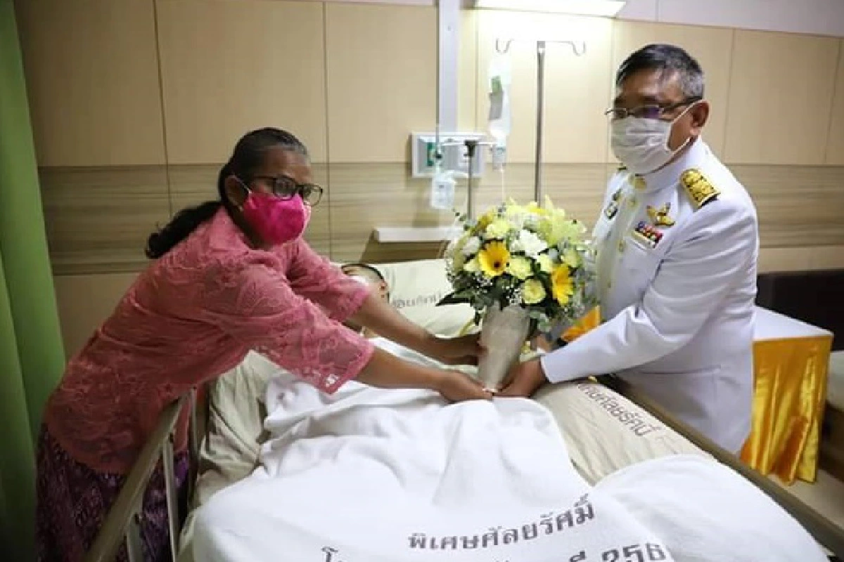 ในหลวง-พระราชินี พระราชทานดอกไม้ตระกร้าสิ่งของ เยี่ยมพลทหารถูกลอบยิง